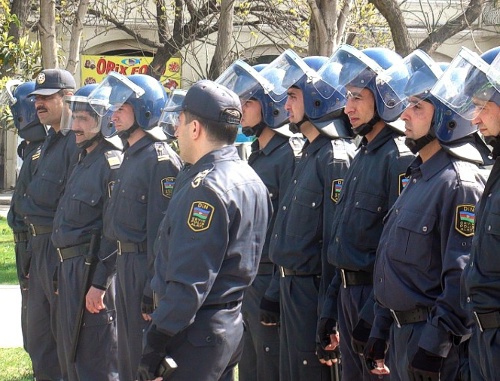 Усиленные наряды полиции на улицах Баку. 17 апреля 2011 г. Фото "Кавказского узла" Усиленные наряды полиции на улицах Баку. 17 апреля 2011 г. Фото "Кавказского узла"