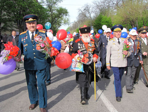 Шествие ветеранов по центральным улица Ростова-на-Дону. 9 мая 2011 г. Фото "Кавказского узла" Шествие ветеранов по центральным улица Ростова-на-Дону. 9 мая 2011 г. Фото "Кавказского узла"