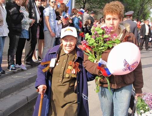 Празднование Победы в Ростове-на-Дону. Екатерина Деканис (слева), Юго-Западный фронт. 9 мая 2011 года. Фото "Кавказского узла"
Празднование Победы в Ростове-на-Дону. Екатерина Деканис (слева), Юго-Западный фронт. 9 мая 2011 года. Фото "Кавказского узла"