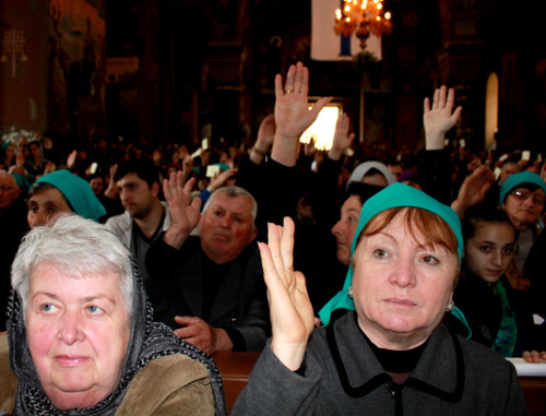Голосование участников церковно-народного собрания в Новом Афоне 15 мая 2011 г. Фото "Кавказского узла" Голосование участников церковно-народного собрания в Новом Афоне 15 мая 2011 г. Фото "Кавказского узла"
