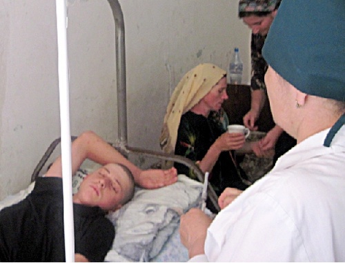 Подросток, избитый милиционерами, в районной больнице. На заднем плане его мать, Айшат Гусейнова. Дагестан, Шамильский район, июль 2010 г. Фото: ПЦ "Мемориал", www.memo.ru Подросток, избитый милиционерами, в районной больнице. На заднем плане его мать, Айшат Гусейнова. Дагестан, Шамильский район, июль 2010 г. Фото: ПЦ "Мемориал", www.memo.ru