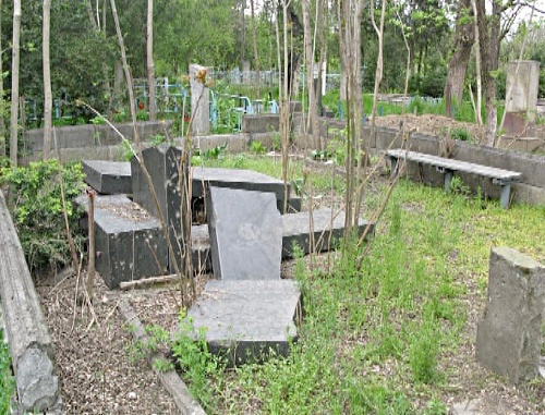 Разрушенные надгробия на кладбище в Грозном. 2011 г. Фото "Кавказского узла" Разрушенные надгробия на кладбище в Грозном. 2011 г. Фото "Кавказского узла"