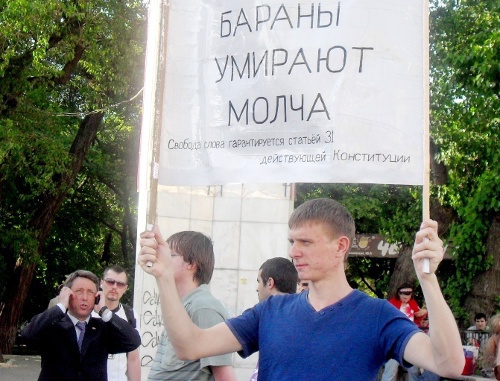 Участник акции в рамках "Сратегии-31" в Ростове-на-Дону. 31 мая 2011 г. Фото "Кавказского узла" Участник акции в рамках "Сратегии-31" в Ростове-на-Дону. 31 мая 2011 г. Фото "Кавказского узла"