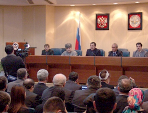 Встреча Главы Республики Ингушетия с родственниками участников НВФ. 2010 г. Фото: www.golosingushetii.ru Встреча Главы Республики Ингушетия с родственниками участников НВФ. 2010 г. Фото: www.golosingushetii.ru