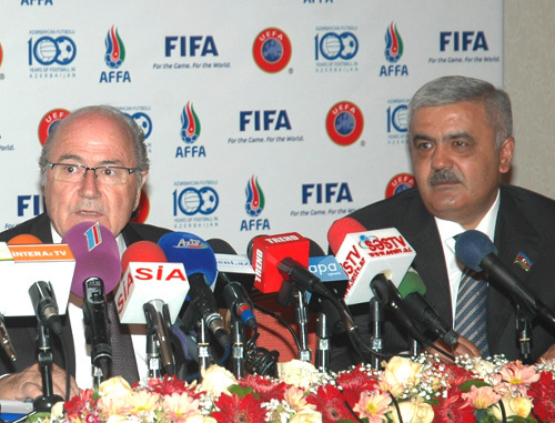 Президент FIFA Йозеф Блаттер и президент AFFA Ровнаг Абдуллаев на пресс-конференции президентов FİFA и UEFA в Баку, 6 июня 2011 г. Фото: Информационное агентство TURAN Президент FIFA Йозеф Блаттер и президент AFFA Ровнаг Абдуллаев на пресс-конференции президентов FİFA и UEFA в Баку, 6 июня 2011 г. Фото: Информационное агентство TURAN