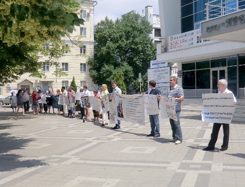 Жители Кубани - участники пикета в рамках традиционной акции "Пикет-19" в Краснодаре. 19 июня 2011 г. Фото "Кавказского узла" Жители Кубани - участники пикета в рамках традиционной акции "Пикет-19" в Краснодаре. 19 июня 2011 г. Фото "Кавказского узла"