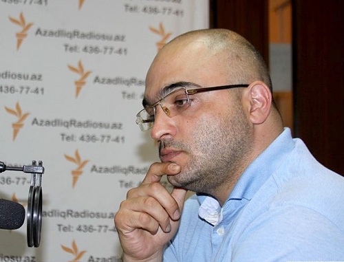 Эйнулла Фатуллаев в студии РадиоАзадлыг, Баку, 13 июня 2011 г. Фото: Turkhan Kerimov, RFE/RL Эйнулла Фатуллаев в студии РадиоАзадлыг, Баку, 13 июня 2011 г. Фото: Turkhan Kerimov, RFE/RL
