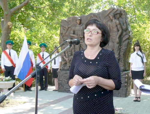 На открытии памятного знака «Российским воинам в локальных конфликтах» в ставропольском городе Ипатово выступает мать погибшего Михаила Ещенко, Татьяна Михайловна Ещенко. 22 июня 2011 г. Фото "Кавказского узла" На открытии памятного знака «Российским воинам в локальных конфликтах» в ставропольском городе Ипатово выступает мать погибшего Михаила Ещенко, Татьяна Михайловна Ещенко. 22 июня 2011 г. Фото "Кавказского узла"