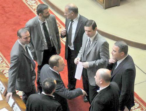 Депутаты грузинского парламента в переыве между заседаниями. Тбилиси, 2011 г. Фото Нодара Цхвирашвили, RFE/RL Депутаты грузинского парламента в переыве между заседаниями. Тбилиси, 2011 г. Фото Нодара Цхвирашвили, RFE/RL