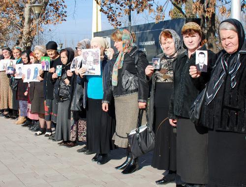 Акция родственников без вести пропавших жителей Чечни. ЧР, г. Грозный, ноябрь 2010 г. Фото: Иса Хусаинов, журнал "ДОШ", №4(30) 2010 Акция родственников без вести пропавших жителей Чечни. ЧР, г. Грозный, ноябрь 2010 г. Фото: Иса Хусаинов, журнал "ДОШ", №4(30) 2010