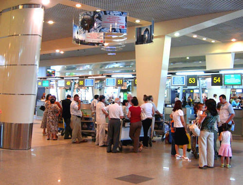 Пассажиры у стоек регистрации в аэропорту Домодедово. Фото: airport-domodedovo.info Пассажиры у стоек регистрации в аэропорту Домодедово. Фото: airport-domodedovo.info