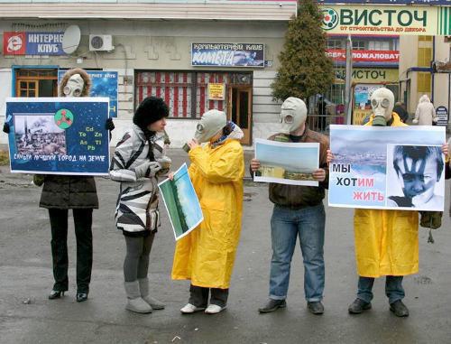 Пикет инициативной группы ""Электроцинк". Чем мы дышим?" возле кинотеатра «Дружба» во Владикавказе. Март 2010 г. Фото: Osinform.ru Пикет инициативной группы ""Электроцинк". Чем мы дышим?" возле кинотеатра «Дружба» во Владикавказе. Март 2010 г. Фото: Osinform.ru
