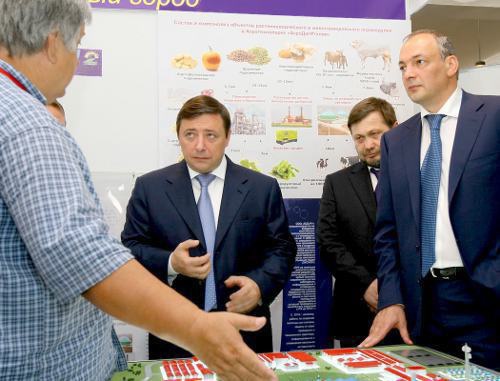 Полпред Президента РФ в СКФО Александр Хлопонин и глава Дагестана Магомедсалам Магомедов осматривают стенд проекта «АгроДагИталия» на экономическом форуме в Махачкале 27 июля 2011 г. Фото Магомеда Хазамова Полпред Президента РФ в СКФО Александр Хлопонин и глава Дагестана Магомедсалам Магомедов осматривают стенд проекта «АгроДагИталия» на экономическом форуме в Махачкале 27 июля 2011 г. Фото Магомеда Хазамова