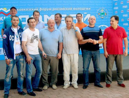 Выдающиеся спортсмены Северного Кавказа с организаторами и участниками Кавказского форума российской молодежи «Домбай-2011». КЧР, поселок Домбай, 29 июля 2011, фото "Кавказского узла" Выдающиеся спортсмены Северного Кавказа с организаторами и участниками Кавказского форума российской молодежи «Домбай-2011». КЧР, поселок Домбай, 29 июля 2011, фото "Кавказского узла"