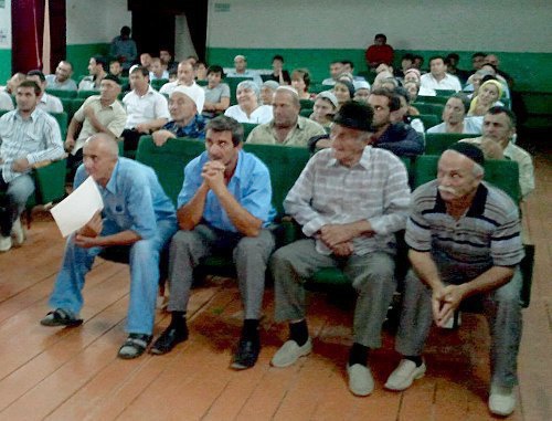 Экстренный сход жителей в здании администрации села Плиево НАзрановского района Ингушетии. 3 августа 2011 г. Фото: ingushetiyaru.org Экстренный сход жителей в здании администрации села Плиево НАзрановского района Ингушетии. 3 августа 2011 г. Фото: ingushetiyaru.org