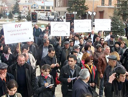 Акция протеста против предстоящей эксплуатации железного рудника в окрестностях города Раздан, Армения, 31 марта 2011 г. Фото: azatutyun.am (RFE/RL) Акция протеста против предстоящей эксплуатации железного рудника в окрестностях города Раздан, Армения, 31 марта 2011 г. Фото: azatutyun.am (RFE/RL)