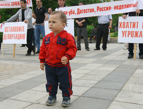 Митинг жителей села Храх-Уба в Махачкале. 23 мая 2011 г. Фото: еженедельник «Настоящее время» (http://gazeta-nv.ru) Митинг жителей села Храх-Уба в Махачкале. 23 мая 2011 г. Фото: еженедельник «Настоящее время» (http://gazeta-nv.ru)
