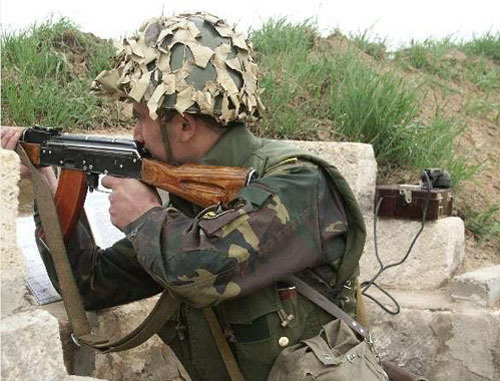 Военнослужащий армии обороны Нагорного Карабаха в окопе на линии соприкосновения. 2006 г. Фото: burjuin, www.waronline.org Военнослужащий армии обороны Нагорного Карабаха в окопе на линии соприкосновения. 2006 г. Фото: burjuin, www.waronline.org