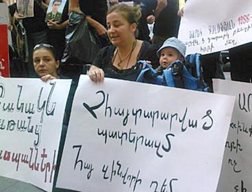 Акция протеста родителей погибших военнослужащих напротив президентской резиденции в Ереване. 8 сентября 2011 г. Фото: http://NovostiNK.ru Акция протеста родителей погибших военнослужащих напротив президентской резиденции в Ереване. 8 сентября 2011 г. Фото: http://NovostiNK.ru