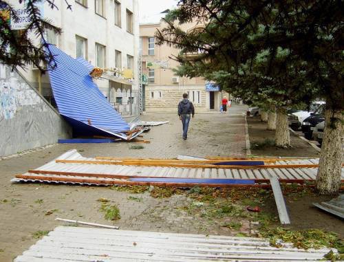 Северная Осетия, г.Моздок, 5 сентября 2011 г., улица Кирова. Последствия урагана. Фото "Кавказского узла" Северная Осетия, г.Моздок, 5 сентября 2011 г., улица Кирова. Последствия урагана. Фото "Кавказского узла"