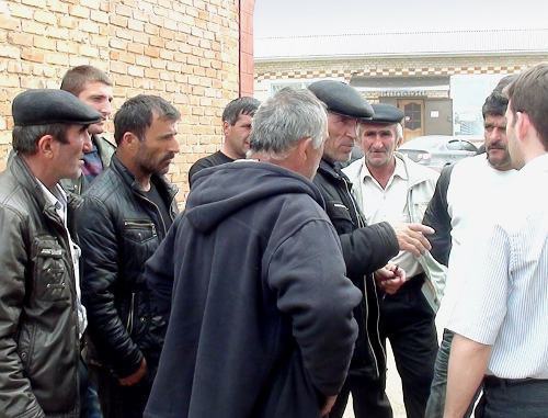 Выходцы из Дагестана, проживающие в селе Новый Янкуль, на встрече с адвокатом Абдулой Сарсаковым. Ставропольский край, Андроповский район, 11 мая 2011 г. Фото из блога Абдулы Сарсакова (http://www.mp2011.ru/user/578/post/474) Выходцы из Дагестана, проживающие в селе Новый Янкуль, на встрече с адвокатом Абдулой Сарсаковым. Ставропольский край, Андроповский район, 11 мая 2011 г. Фото из блога Абдулы Сарсакова (http://www.mp2011.ru/user/578/post/474)