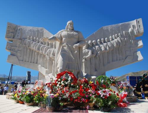 Памятник Муртазали Казикумухскому в селе Кумух Лакского района Дагестана. 14 сентября 2011 г. Фото Альберта Токаева Памятник Муртазали Казикумухскому в селе Кумух Лакского района Дагестана. 14 сентября 2011 г. Фото Альберта Токаева