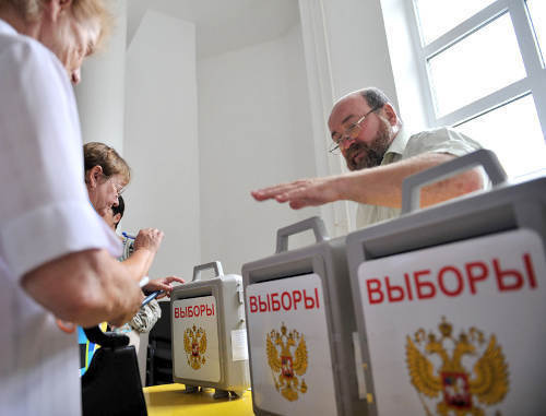 Праймериз среди членов общероссийского народного фронта для отбора кандидатов в партийные списки «Единой России» в Майкопе. 21 июля 2011 г. Фото пресс-службы Президента Республики Адыгея (www.adygheya.ru) Праймериз среди членов общероссийского народного фронта для отбора кандидатов в партийные списки «Единой России» в Майкопе. 21 июля 2011 г. Фото пресс-службы Президента Республики Адыгея (www.adygheya.ru)