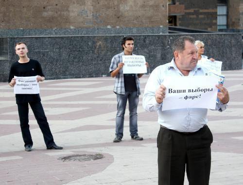 Пикет за отмену выборов в Госдуму. Ростов-на-Дону, 19 сентября 2011 г. Фото "Кавказского узла". Пикет за отмену выборов в Госдуму. Ростов-на-Дону, 19 сентября 2011 г. Фото "Кавказского узла".
