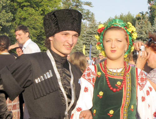 Участники межрегионального фестиваля национальных культур. Село Покровское Неклиновского района Ростовской области. 17 сентября 2011 г. Фото Натальи Баженовой для "Кавказского узла" Участники межрегионального фестиваля национальных культур. Село Покровское Неклиновского района Ростовской области. 17 сентября 2011 г. Фото Натальи Баженовой для "Кавказского узла"