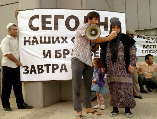 Участники митинга с требованием отпустить жителей Кизлярского района Омара Омарова, Мурада Гасанова и Руслана Гаджимагомедова, задержанных по подозрению в пособничестве боевикам. Дагестан, Махачкала, 26 августа 2011 г. Фото Ахмеда Магомедова для "Кавказского узла" Участники митинга с требованием отпустить жителей Кизлярского района Омара Омарова, Мурада Гасанова и Руслана Гаджимагомедова, задержанных по подозрению в пособничестве боевикам. Дагестан, Махачкала, 26 августа 2011 г. Фото Ахмеда Магомедова для "Кавказского узла"