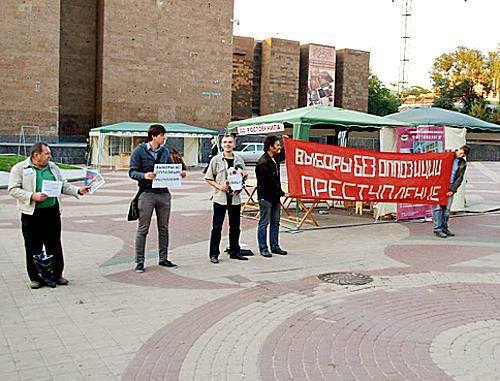 Акция за отмену парламентских выборов 4 декабря 2011 года в Ростове-на-Дону. 26 сентября 2011 года. Фото предоставлено организаторами мероприятия. Акция за отмену парламентских выборов 4 декабря 2011 года в Ростове-на-Дону. 26 сентября 2011 года. Фото предоставлено организаторами мероприятия.
