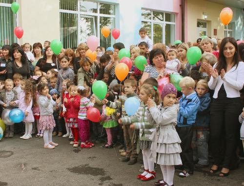 Родители и дети на церемонии открытия
детского сада в поселке "Спутник". Владикавказ, 27 сентября 2011 г. Фото Залины Гиголаевой для "Кавказского узла" Родители и дети на церемонии открытия
детского сада в поселке "Спутник". Владикавказ, 27 сентября 2011 г. Фото Залины Гиголаевой для "Кавказского узла"