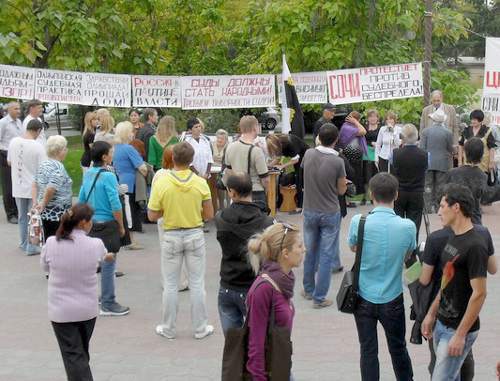 Митинг жителей Сочи в сквере у железнодорожного вокзала 9 октября 2011 г. Фото Светланы Кравченко для "Кавказского узла" Митинг жителей Сочи в сквере у железнодорожного вокзала 9 октября 2011 г. Фото Светланы Кравченко для "Кавказского узла"