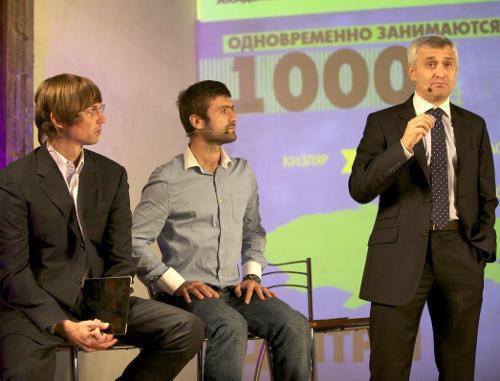 Генеральный директор "Анжи" Герман Чистяков, игрок команды Махач Гаджиев и замгендиректора клуба по развитию детско-юношеского футбола Михаил Убайдулаев на презентации Академии футбола. Хасавюрт, 24 октября 2011 г. Фото пресс-службы ФК "Анжи" Генеральный директор "Анжи" Герман Чистяков, игрок команды Махач Гаджиев и замгендиректора клуба по развитию детско-юношеского футбола Михаил Убайдулаев на презентации Академии футбола. Хасавюрт, 24 октября 2011 г. Фото пресс-службы ФК "Анжи"
