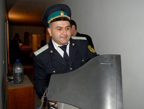 Азербайджан, Баку, 19 октября 2011 г. Полиция конфискует имущество редакции газеты "Хурал". Фото: Институт свободы и безопасности репортеров, www.irfs.az
Азербайджан, Баку, 19 октября 2011 г. Полиция конфискует имущество редакции газеты "Хурал". Фото: Институт свободы и безопасности репортеров, www.irfs.az