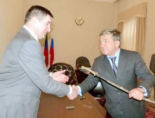 Первый вице-премьер правительства РД Ризван Курбанов (справа) вручает знаменитому хоккеисту Александру Кожевникову памятную саблю. Дагестан, Махачкала, 26 октября 2011 г. Фото Магомеда Курбанова Первый вице-премьер правительства РД Ризван Курбанов (справа) вручает знаменитому хоккеисту Александру Кожевникову памятную саблю. Дагестан, Махачкала, 26 октября 2011 г. Фото Магомеда Курбанова