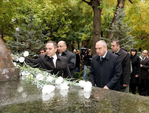 Возложение цветов к памятнику жертвам теракта 1999 года в Национальном Собрании Армении. Ереван, 27 октября 2011 г. Фото: www.parliament.am Возложение цветов к памятнику жертвам теракта 1999 года в Национальном Собрании Армении. Ереван, 27 октября 2011 г. Фото: www.parliament.am