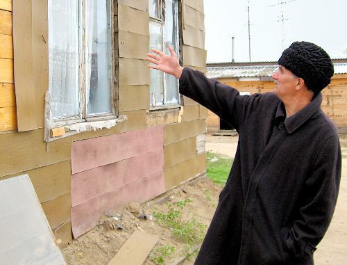 Владимир Гоганов показывает повреждения, нанесенные его дому неизвестными. Волгоград, поселок Верхняя Ельшанка, 27 октября 2011 г. Фото Вячеслава Ященко для "Кавказского узла" Владимир Гоганов показывает повреждения, нанесенные его дому неизвестными. Волгоград, поселок Верхняя Ельшанка, 27 октября 2011 г. Фото Вячеслава Ященко для "Кавказского узла"