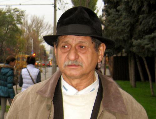 Жора Гагановский, глава цыганской общины поселка Верхняя Ельшанка. Волгоград, 28 октября 2011 г. Фото Вячеслава Ященко для "Кавказского узла" Жора Гагановский, глава цыганской общины поселка Верхняя Ельшанка. Волгоград, 28 октября 2011 г. Фото Вячеслава Ященко для "Кавказского узла"