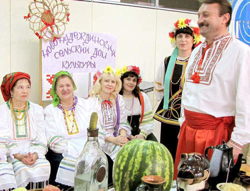 Участники украинского ансамбля "Радуга" представляют Новонадеждинский сельский дом культуры на фестивале национальных культур "Народов Дона дружная семья". Ростов-на-Дону, 3 ноября 2011 г. Фото Натальи Баженовой для "Кавказского узла" Участники украинского ансамбля "Радуга" представляют Новонадеждинский сельский дом культуры на фестивале национальных культур "Народов Дона дружная семья". Ростов-на-Дону, 3 ноября 2011 г. Фото Натальи Баженовой для "Кавказского узла"