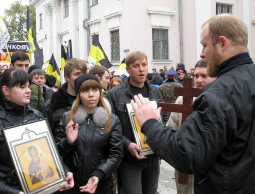 Волгоград, 4 ноября 2011 г. Участники "Русского марша" с православными иконами и крестами в руках. Фото Вячеслава Ященко для "Кавказского узла" Волгоград, 4 ноября 2011 г. Участники "Русского марша" с православными иконами и крестами в руках. Фото Вячеслава Ященко для "Кавказского узла"