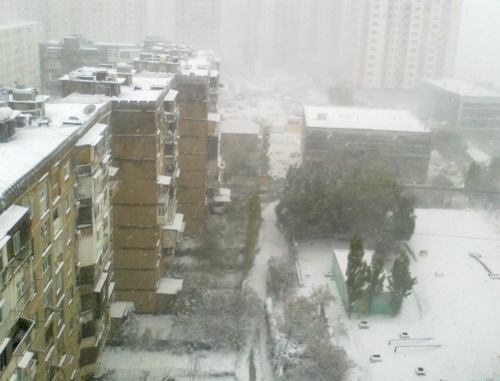 Сильный снегопад в Баку 7 ноября 2011 г. Фото Фаика Меджида для "Кавказского узла" Сильный снегопад в Баку 7 ноября 2011 г. Фото Фаика Меджида для "Кавказского узла"