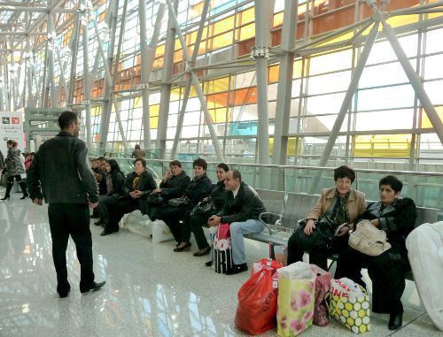 Пассажиры в ожидании регистрации в новом зале отправления аэропорта ''Звартноц''.Ереван, Армения, 7 ноября 2011 г. Фото Армине Мартиросян для "Кавказского узла"