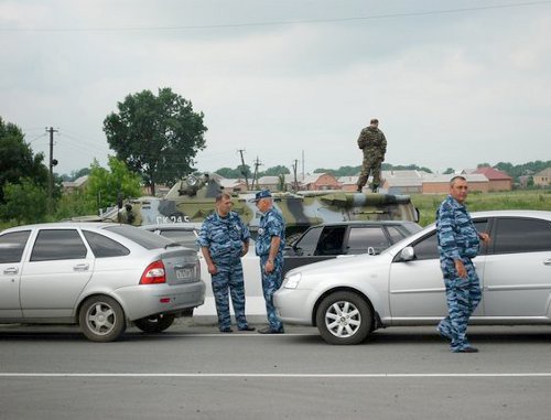 Пост на Черменском перекрестке у границы Ингушетии и Пригородного района Северной Осетии. 2011 г. Фото: http://gogi03.livejournal.com Пост на Черменском перекрестке у границы Ингушетии и Пригородного района Северной Осетии. 2011 г. Фото: http://gogi03.livejournal.com