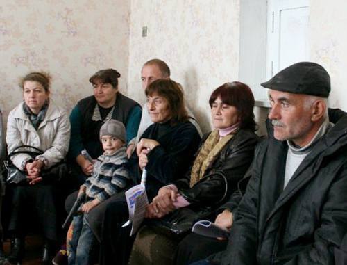 Южная Осетия, село Гром, октябрь 2011 г. Избиратели на встрече с кандидатом в президенты. Фото: www.osinform.ru Южная Осетия, село Гром, октябрь 2011 г. Избиратели на встрече с кандидатом в президенты. Фото: www.osinform.ru