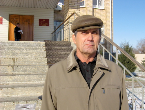 Астраханский предприниматель Михаил Озорнин у здания Трусовского районного суда г. Астрахани, 24 ноября 2011 г. Фото Вячеслава Ященко для "Кавказского узла" Астраханский предприниматель Михаил Озорнин у здания Трусовского районного суда г. Астрахани, 24 ноября 2011 г. Фото Вячеслава Ященко для "Кавказского узла"