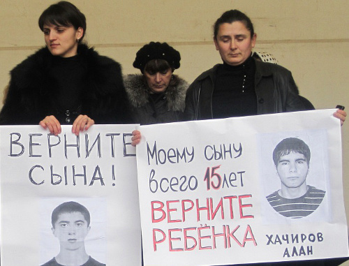 Родственники Алана Хугаева и Алана Хачирова на митинге в поддержку без вести пропавших в Цхинвале. Январь 2010 г. Фото Марии Котаевой для "Кавказского узла" Родственники Алана Хугаева и Алана Хачирова на митинге в поддержку без вести пропавших в Цхинвале. Январь 2010 г. Фото Марии Котаевой для "Кавказского узла"