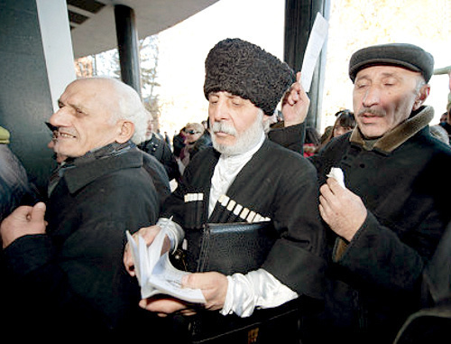 Тбилиси, 11 декабря 2011 г. Люди, желающие вступить в организацию Иванишвили, стоят в очереди к ящикам для приема заявок у здания тбилисской Филармонии. Фото Александра Имедашвили, NEWSGEORGIA Тбилиси, 11 декабря 2011 г. Люди, желающие вступить в организацию Иванишвили, стоят в очереди к ящикам для приема заявок у здания тбилисской Филармонии. Фото Александра Имедашвили, NEWSGEORGIA