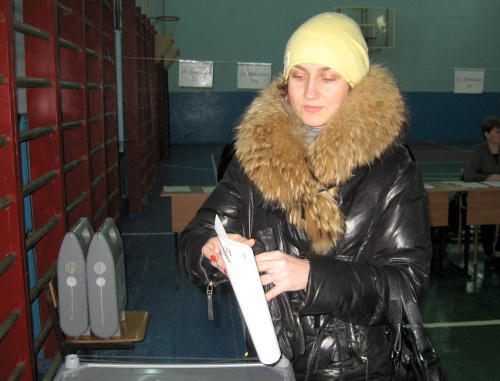 Волгоград, 4 декабря 2011 г. Выборы в Госдуму РФ. Голосование на избирательном участке №1010. Волгоград, 4 декабря 2011 г. Выборы в Госдуму РФ. Голосование на избирательном участке №1010.