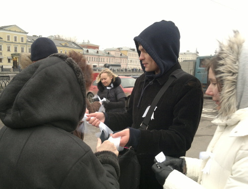 Активисты раздают белые ленточки людям, пришедшим на митинг "За честные выборы". Москва, Болотная площадь, 17 декабря 2011 г. Фото Юлии Буславской для "Кавказского узла" Активисты раздают белые ленточки людям, пришедшим на митинг "За честные выборы". Москва, Болотная площадь, 17 декабря 2011 г. Фото Юлии Буславской для "Кавказского узла"